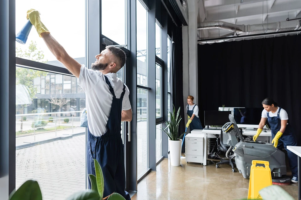Professionelles Reinigungsteam bei der Fenster- und Büroreinigung in einem modernen Gewerbeobjekt